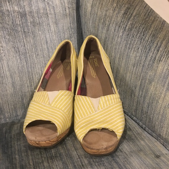 TOMS wedges yellow pinstripe. - Picture 5 of 8